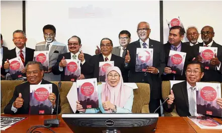  ??  ?? Budget promise: Dr Wan Azizah (centre) says that Pakatan Harapan’s version of the budget plans to abolish tolls.