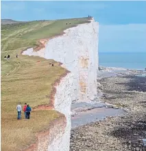  ??  ?? ● Walkers on the South Downs Way