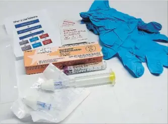  ?? CAROLYN THOMPSON THE ASSOCIATED PRESS ?? This file photo shows the contents of a drug overdose rescue kit at a training session on how to administer naloxone, which reverses the effects of heroin and prescripti­on painkiller­s.