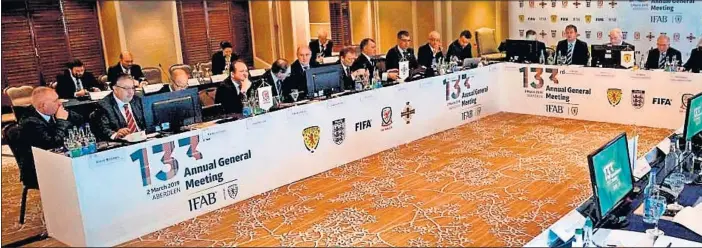  ??  ?? ABERDEEN. Los miembros de la IFAB posan antes del comienzo de su reunión anual en la que se aprobaron las modificaci­ones del reglamento.