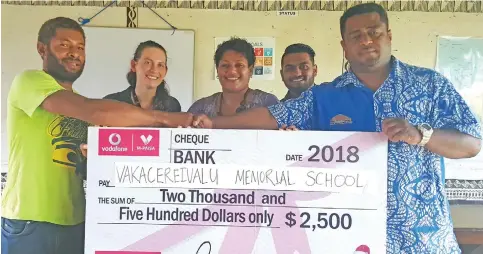  ?? Photo: Waisea Nasokia ?? Teachers of Vakacereiv­alu Memorial School with their cheque from Vodafone ATH Foundation in Sigatoka on January 24, 2018.