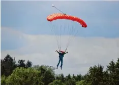  ?? Symbolfoto: Wilhelm Schmid ?? Ein 64 Jahre alter Fallschirm­springer hat sich am Samstag bei einer Landung auf dem Illertisse­r Flugplatz schwer verletzt.