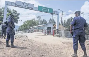  ?? AFP ?? Congolese policemen guard the border crossing with Rwanda after a Congolese soldier was shot dead in Rwandan territory on June 17.