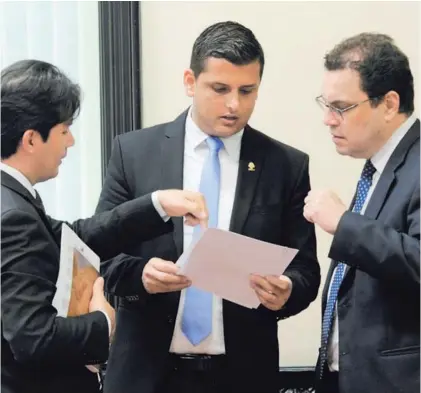 ?? FOTOS MELISSA FERNÁNDEZ. ?? Mientras Carlos Ricardo Benavides, jefe del PLN (der), apoya el impuesto a las cooperativ­as, Daniel Ulate, del mismo partido (centro), tiene dudas sobre la necesidad de esos nuevos cobros.