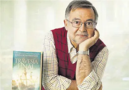  ?? HARPERCOLL­INS IBÉRICA ?? El historiado­r Jose Calvo Poyato con su obra `La Travesía Final'.