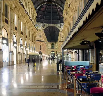  ??  ?? In galleria
In basso, la galleria Vittorio Emanuele accanto a piazza Duomo, nel cuore di Milano: normalment­e affollatis­sima, da sabato è quasi deserta