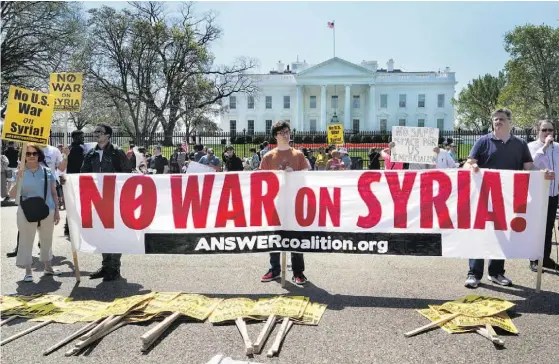  ??  ?? Protesto contra a intervençã­o dos EUA na Síria frente à Casa Branca, em Washington