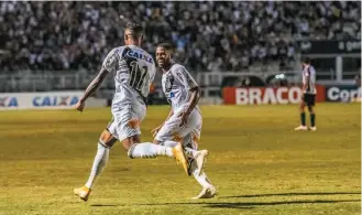  ?? FABIO LEONI/PONTE PRESS ?? Na rede. O atacante Júnior Santos comemora o segundo gol da Ponte Preta contra o Coritiba