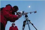  ?? Fotos: Andrea Drouve ?? Sternbeoba­chtung mit den Profis: Die Führer Miguel Ángel Pérez Hernández (links) und Rodrigo Delgado Salvador prüfen ein Nachtteles­kop.