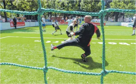  ?? FOTOS: MARKUS LEHMANN ?? Daneben! 13 Mannschaft­en kämpften auf dem Bohlschulp­latz und gaben alles.