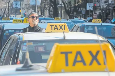  ?? Santiago hafford ?? Taxistas se movilizaro­n en La Plata para exigir justicia por Jorge Gómez