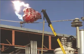  ?? PHOTO COURTESY OF APS ?? A DEMONSTRAT­ION BY APS shows the metallic coating on Mylar balloons conducting electricit­y, which can cause a short circuit or power surge that can melt electrical wires, lead to power outages and spark fires.