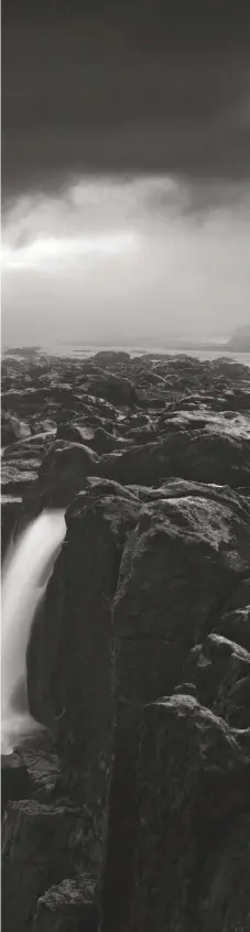  ??  ?? “Dat was een unieke belevenis. Ik zat op de rand van een klif, in het gebrul van de waterval en met mijn camera vol waterdrupp­els. Ik wist dat het een unieke kans was voor zo’n fascineren­de foto.
Dettifoss waterval, IJsland