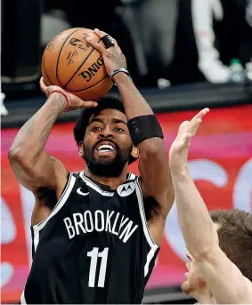  ?? ?? Rifiuto totale Kyrie Irving, 29 anni, rifiuta di vaccinarsi e non giocherà le partite dei Nets a Brooklyn (Ap)