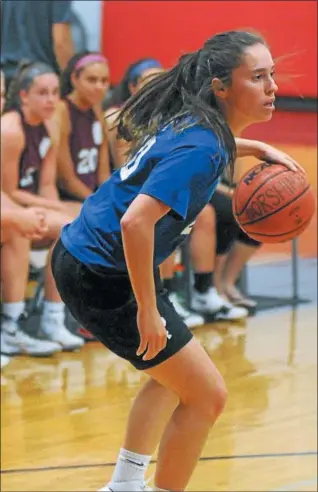  ?? GENE WALSH — DIGITAL FIRST MEDIA ?? Hannah Fox, a Penn Charter graduate, advances the ball up court at women’s NCAA summer basketball league.