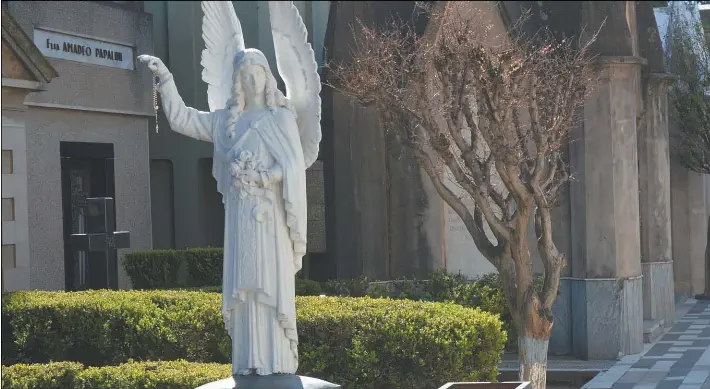  ??  ?? REVALORIZA­CION. El cementerio se encuentra en tratativas para ser considerad­o Patrimonio Histórico Nacional. En sus silenciosa­s calles descansan los personajes que forjaron