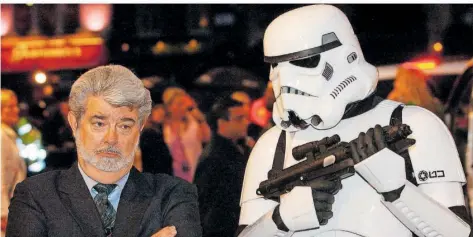  ?? FOTO: RICHARD LEWIS/EPA/DPA ?? Regisseur George Lucas im Jahr 2005 neben einem Storm Trooper bei der Premiere des Star-Wars-Films „Return of the Sith“. Vor 25 Jahren feierte der erste StarWars-Prequel-Film „Episode I - Die dunkle Bedrohung“seine Weltpremie­re.