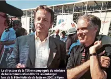  ?? (COLLECTION PRIVÉE) ?? Le directeur de la TSR en compagnie du ministre de la Communicat­ion Moritz Leuenberge­r lors de la Fête fédérale de lutte en 2001 à Nyon.