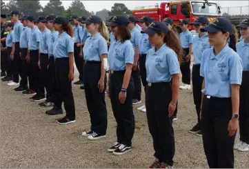  ?? (Photos V. Tillet) ?? Pour ouvrir la cérémonie de remise des attestatio­ns, le chef de corps de l’UIISC, Gabriel Foisel, a procédé à la revue des troupes sur la place d’armes. Les cadets, en rang, se tenaient aux côtés des pros.