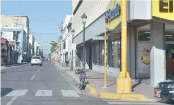  ?? ANEUDY TAVÁREZ ?? La calle Restauraci­ón en Santiago, casi sin tránsito y con negocios cerrados.