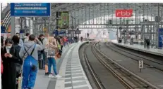  ?? FOTO: PAUL ZINKEN/DPA ?? Wie hier in Berlin brauchen Bahnreisen­de aktuell viel Geduld.