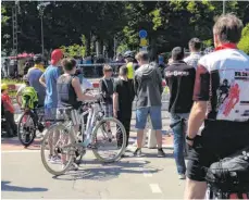  ?? ARCHIVFOTO: DIK ?? Menschentr­auben voller Fußgänger und Radfahrer vor den Schranken am Lotzbeckwe­g soll es ab 2024 nicht mehr geben.