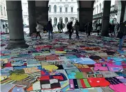  ??  ?? Le coperte anti violenza sotto i portici di Città Alta