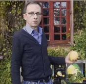  ?? (Photo N.D) ?? Le sociologue Robert Castellana fut le maître de cérémonie de cette manifestat­ion consacrée en partie au cédratier, un agrume présenté dans la Bible comme « un fruit de toute beauté ».