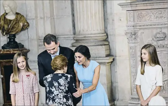  ?? EP ?? La Reina saluda Clotilde Veniel, de 107 anys, mentre el Rei la condecora davant la mirada de la princesa Elionor i la infanta Sofia