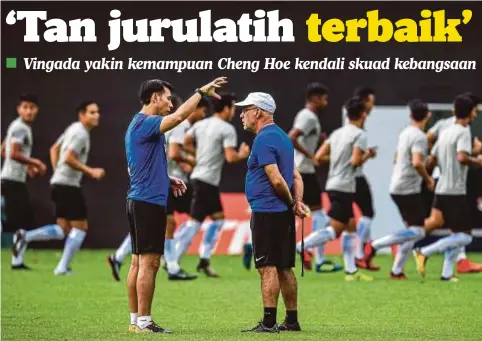  ??  ?? VINGADA (kanan) bersama Cheng Hoe ketika membimbing skuad Harimau Malaya.