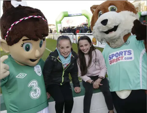  ??  ?? Holly Casey and Alannah Byrne enjoying the Family Fun Day at Bray Wanderers, with FAI mascots Cara and Rua.