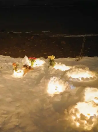  ?? Foto: Ketil Blom Haugstulen ?? Det er lagt ned blomster og tent lys ved åstedet i Tromsø.