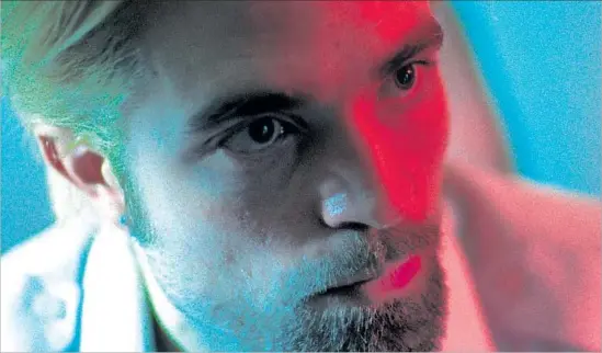  ?? A24 ?? THE THRILLER “Good Time” gave Robert Pattinson, seen above in the film, the opportunit­y to work with the Safdie brothers, among the actor’s newer favorites.