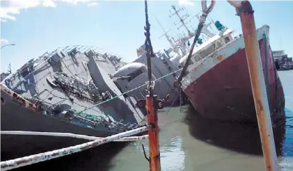  ??  ?? Los buzos trabajan. Personal de la Armada determinar­á si reflotan el buque o lo desguazan.