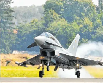  ?? FOTO: BERND WEISSBROD/DPA ?? Ein Eurofighte­r landet im oberbayeri­schen Neuburg an der Donau: Dutzende Kampfjets der Bundeswehr müssen bis 2025 ausgemuste­rt werden. Sie könnten durch neue Eurofighte­r oder US-Jets ersetzt werden.