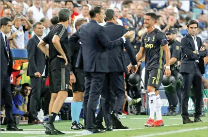  ??  ?? Ronaldo não conteve as lágrimas depois de ser expulso por Felix Brych