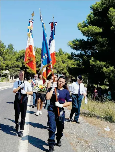  ?? - Crédits : JK ?? Le cortège se dirige vers le pont de la route de St-Hyppolyte