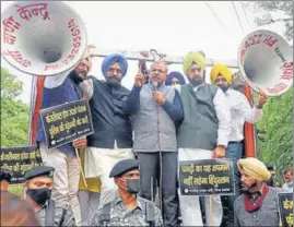  ?? ANI ?? Delhi BJP chief Adesh Gupta with party leader Manjinder Singh Sirsa during a protest against the government over the arrest of party leader Tajinder Bagga outside the CM’s residence, in the National Capital on Saturday.