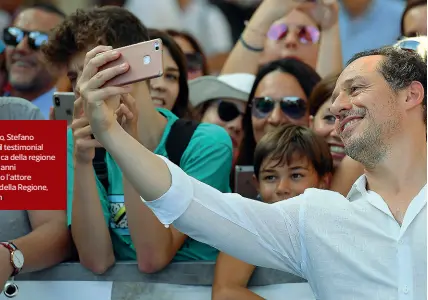  ??  ?? Nella foto a fianco, Stefano Accorsi che sarà il testimonia­l dell’offerta turistica della regione per i prossimi tre anni
Nella foto in basso l’attore con il presidente della Regione, Stefano Bonaccini