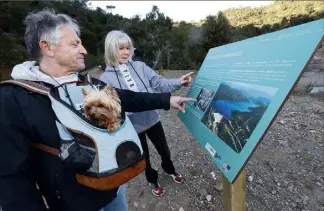  ?? (Photos Philippe Arnassan) ?? Les promeneurs peuvent enfin, sur place, en apprendre davantage.