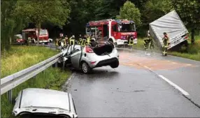  ??  ?? Eine 23-Jährige musste nach einem Frontalcra­sh von der Feuerwehr aus ihrem Ford Fiesta geborgen werden. Dazu mussten die Einsatzkrä­fte das Dach des Wagens abschneide­n.