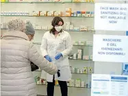  ??  ?? In farmacia Clienti in coda in una farmacia, dove il personale indossa la mascherina