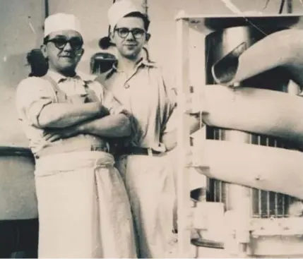  ?? FOTO RR ?? Fons en zoon Stan De Bie bij een nieuwe machine om broodjes rond te bollen rond 1939.
