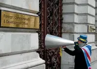  ?? GETTY IMAGES ?? Anti-Brexit campaigner Steve Bray uses a loudhailer to shout at the doors of the Foreign, Commonweal­th and Developmen­t Office in Whitehall, London yesterday as the Brexit agreement is announced.