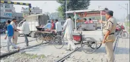  ?? SAMEER SEHGAL/HT ?? ■ Cops stand guard near a railway crossing at Jaura Fatak area in Amritsar on Tuesday.