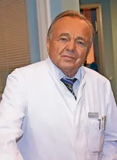  ?? FOTO: DPA ?? Erst Chefarzt und Klinikdire­ktor, nach der Pensionier­ung dann Berater: Seit 1998 gehörte Dieter Bellmann als Professor Simoni zur Sachsenkli­nik.