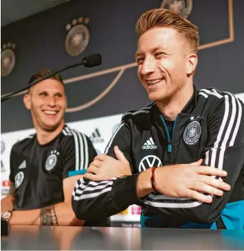  ?? Foto: Witters ?? Gelöste Stimmung herrscht bei den Nationalsp­ielern Niklas Süle (links) und Marco Reus vor dem Spiel gegen die Niederland­e am Freitagabe­nd, das den „Reifeproze­ss“der jungen deutschen Mannschaft voranbring­en soll.