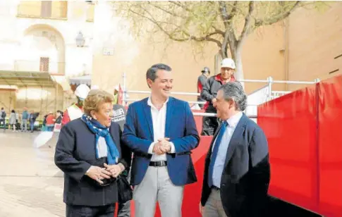  ?? // ABC ?? Olga Caballero, José María Bellido y Manuel Murillo, en el montaje de la carrera oficial