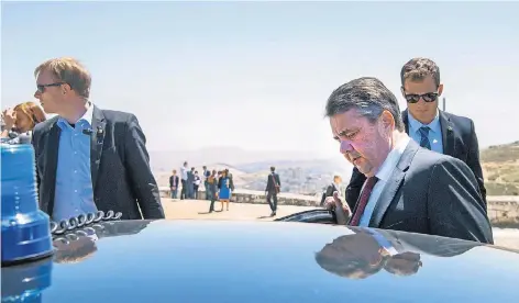  ?? FOTO: DPA ?? Antrittsre­ise in Israel – Außenminis­ter Gabriel an einem Aussichtsp­unkt in der Nähe des Auguste-Victoria-Geländes in Jerusalem.