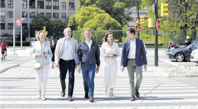  ?? ÁNGEL DE CASTRO ?? Rudi, Azcón, Núñez Feijóo, Chueca y Celma, antes del encuentro del presidente nacional del PP con simpatizan­tes en la avenida Ciudad de Soria, en Zaragoza.